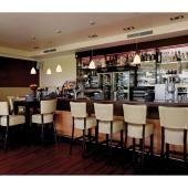 barpult vilagitas tejuveg uvegbura modern fuggesztek lampa konyhasziget konyhapult modern lampa lakberendezes minimal.jpg